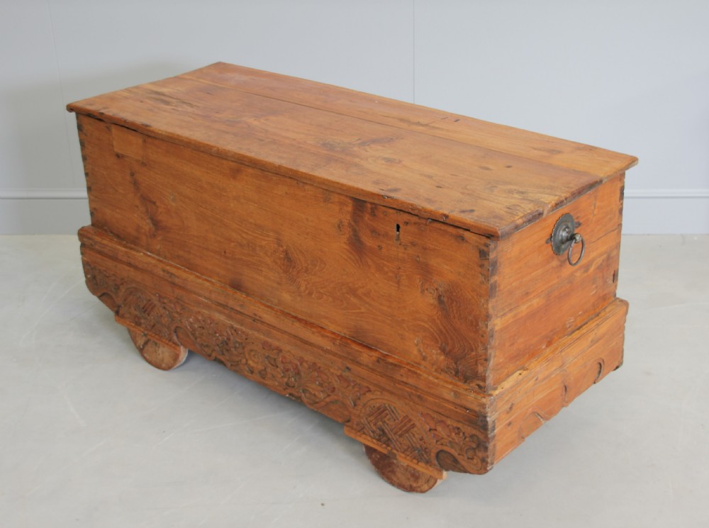 AN 18TH CENTURY INDIAN DOWRY CHEST View IV