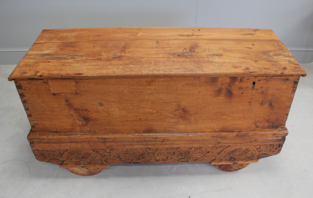 AN 18TH CENTURY INDIAN DOWRY CHEST View V