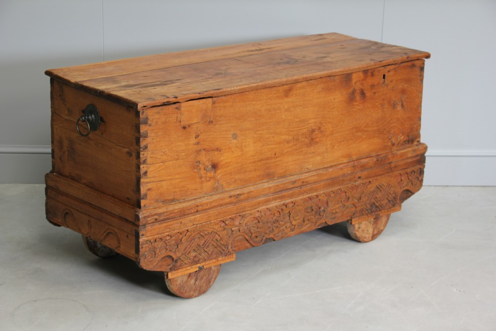 AN 18TH CENTURY INDIAN DOWRY CHEST View VII