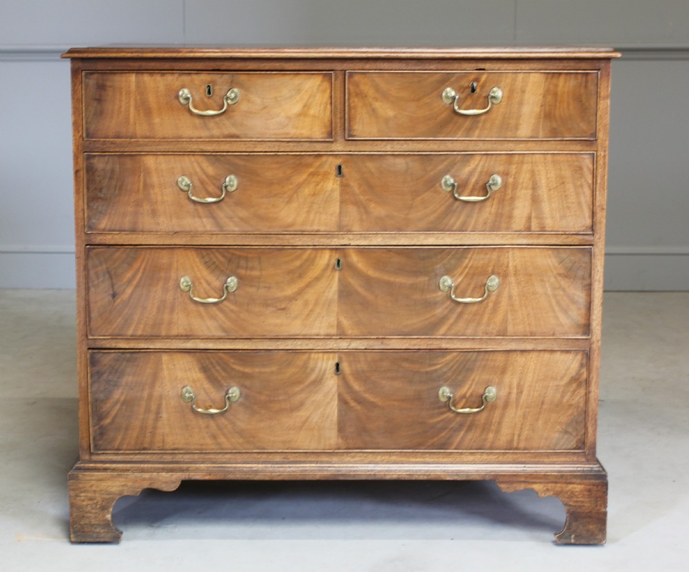 A GEORGE III MAHOGANY CHEST OF DRAWERS