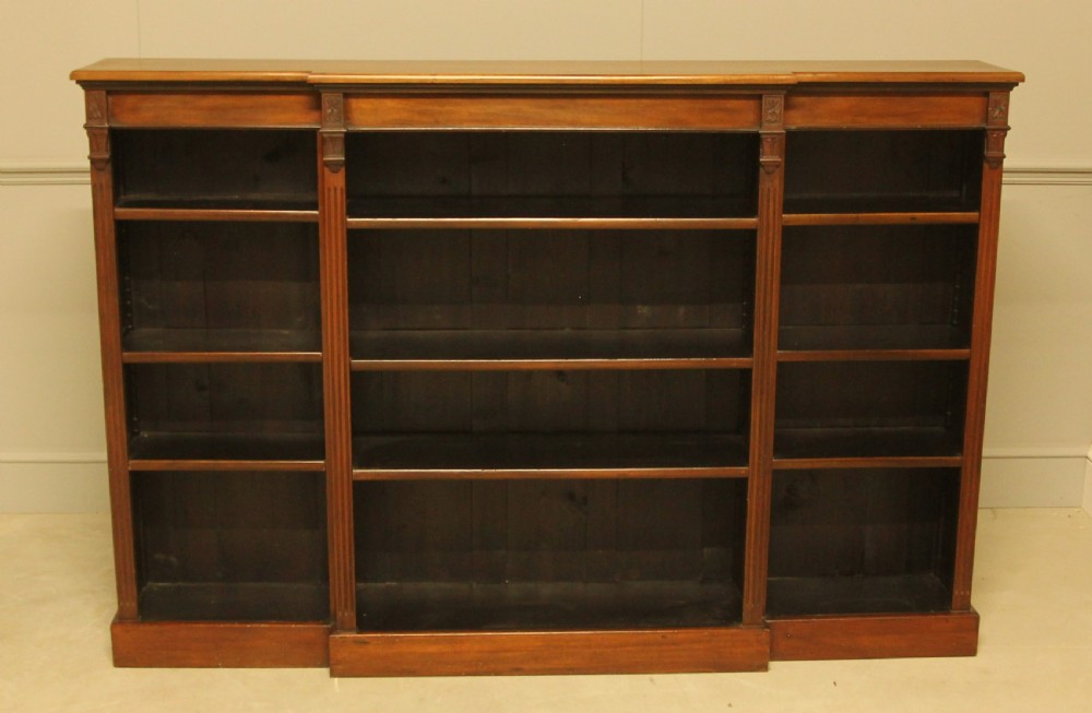 AN EARLY 19TH CENTURY MAHAGANY BREAKFRONT OPEN BOOKCASE