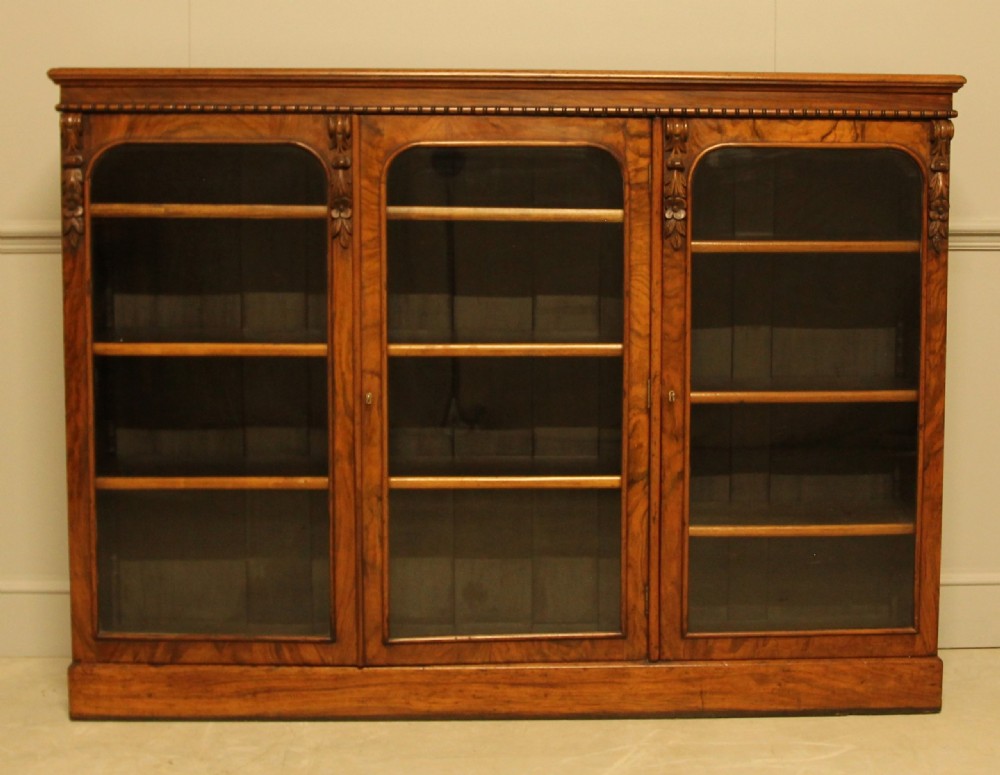 A VICTORIAN WALNUT 3 DOOR BOOKCASE DISPLAY