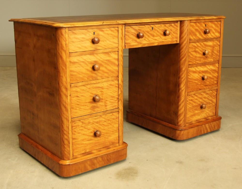 A 19TH CENTURY VICTORIAN WRITING DESK