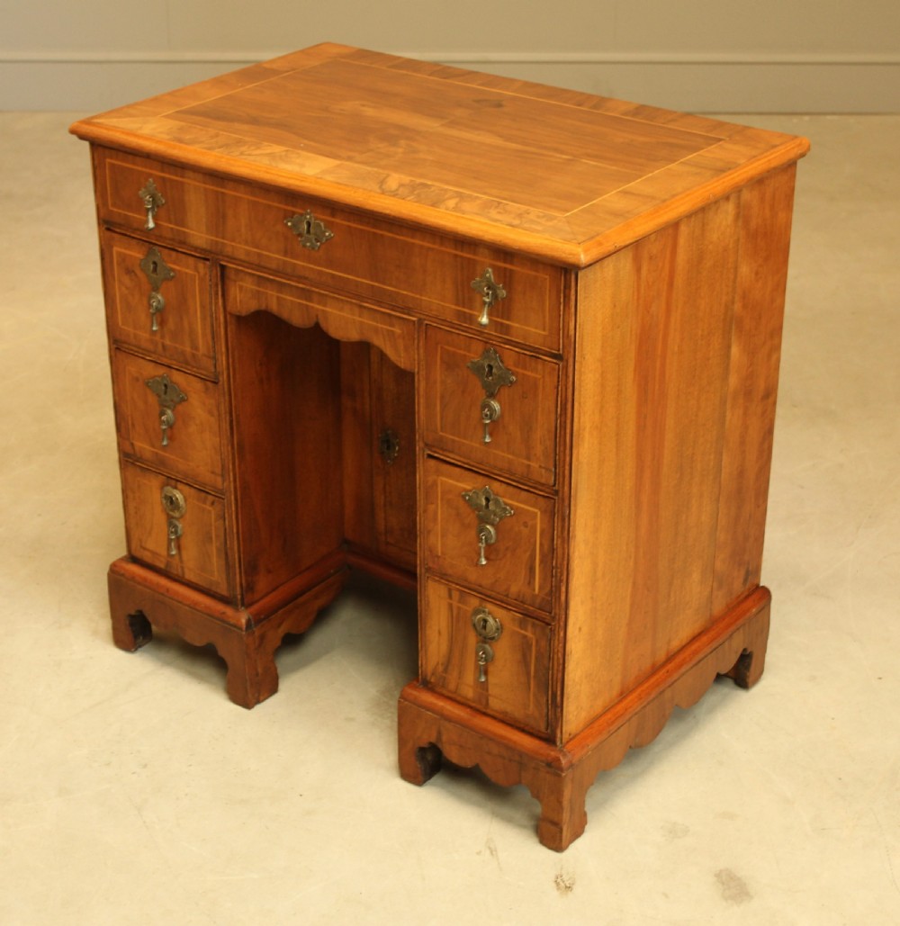 18TH CENTURY WALNUT KNEEHOLE DESK View IV