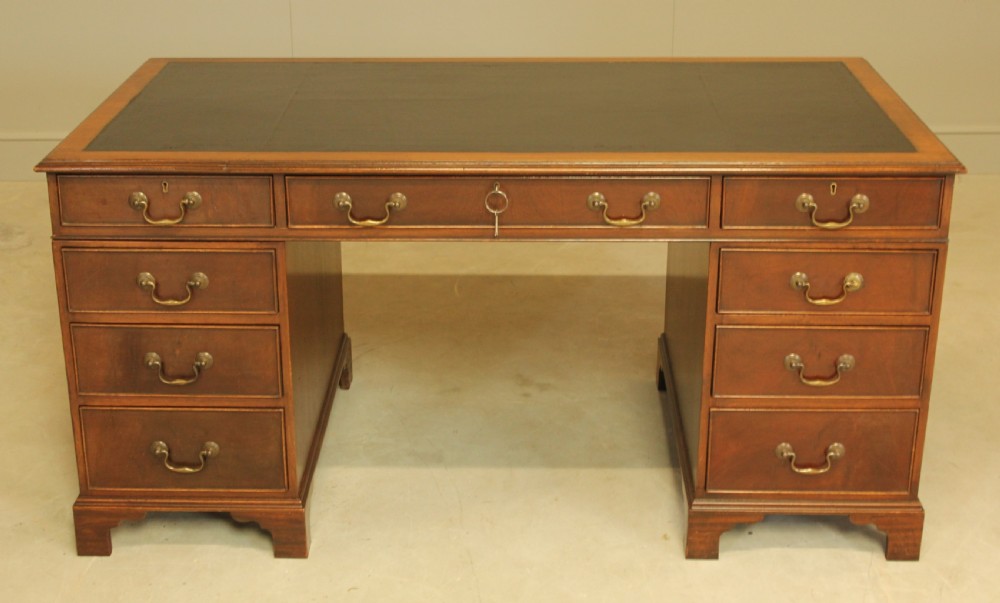 A LARGE MAHOGANY TWIN PEDISTAL DESK