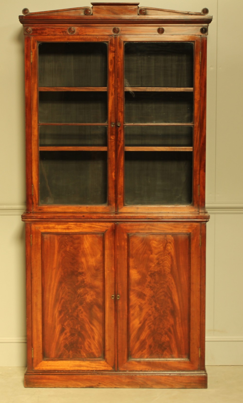 A WILLIAM IV MAHOGANY LIBRARY BOOKCASE DISPLAY 