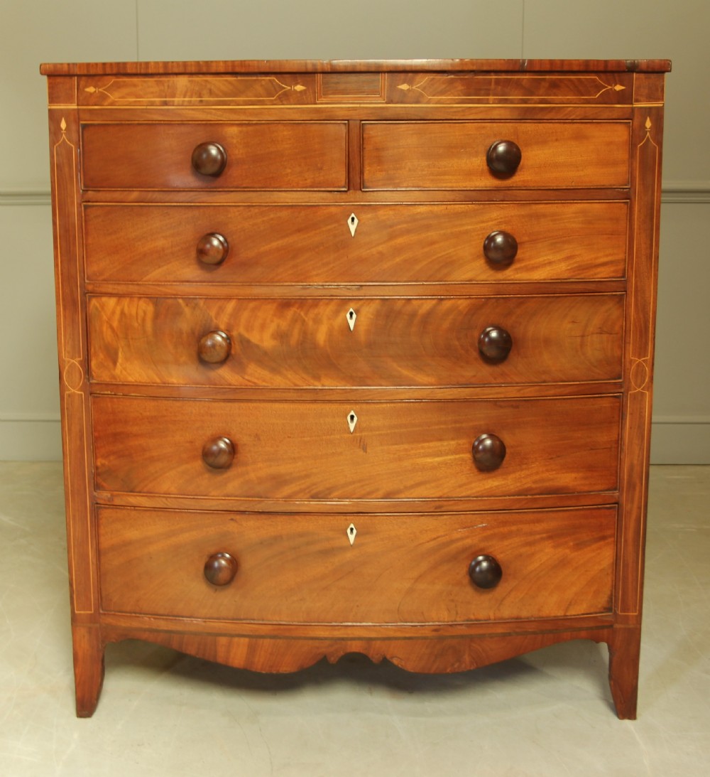 A VICTORIAN MAHOGANY BOW FRONTED CHEST OF DRAWERS.