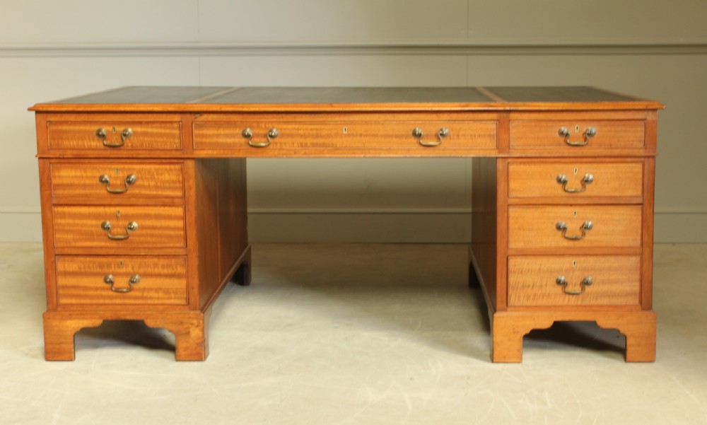 AN EARLY 20TH CENTURY MAHOGANY LARGE PARTNERS DESK