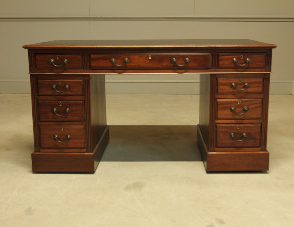 AN EARLY 20TH CENTURY MAHOGANY TWIN PEDESTAL WRITING DESK.