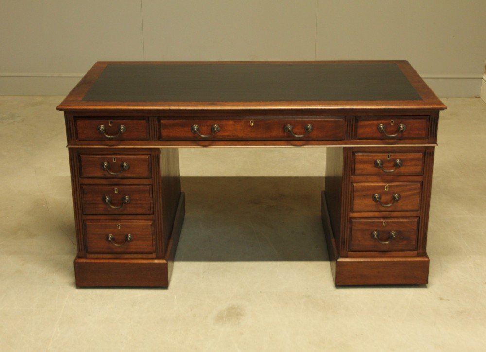 AN EARLY 20TH CENTURY MAHOGANY TWIN PEDESTAL WRITING DESK. View II