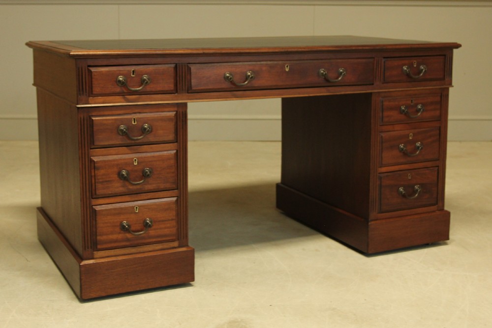 AN EARLY 20TH CENTURY MAHOGANY TWIN PEDESTAL WRITING DESK. View III