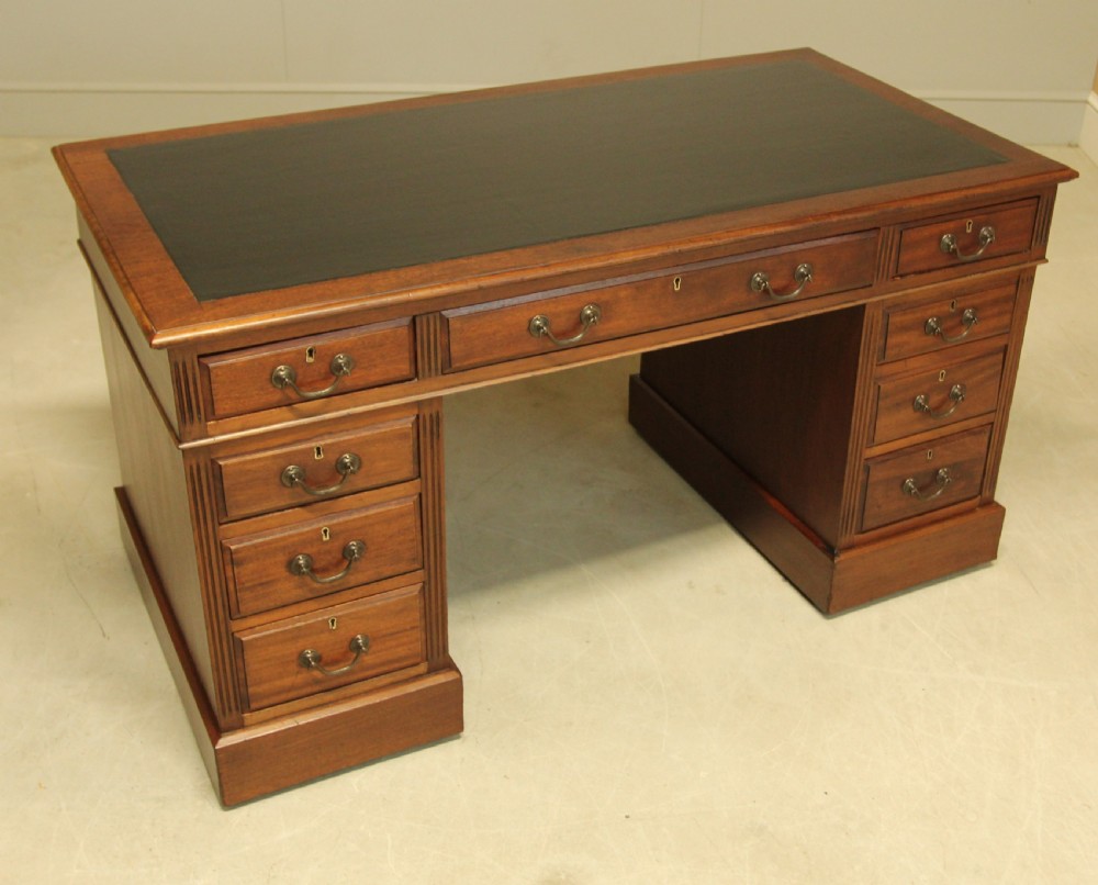 AN EARLY 20TH CENTURY MAHOGANY TWIN PEDESTAL WRITING DESK. View IV