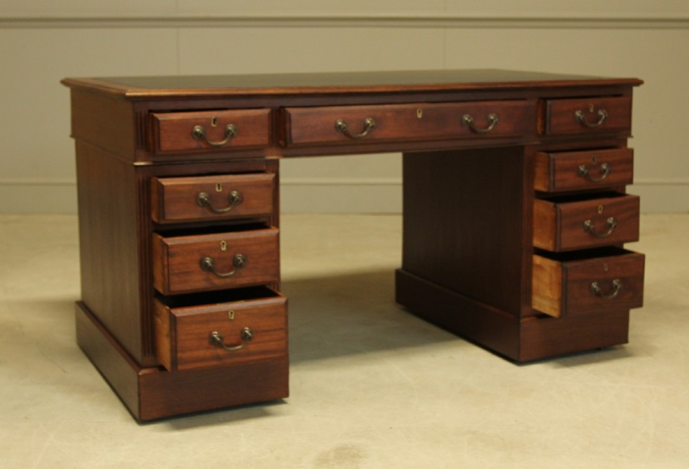 AN EARLY 20TH CENTURY MAHOGANY TWIN PEDESTAL WRITING DESK. View V
