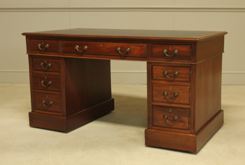AN EARLY 20TH CENTURY MAHOGANY TWIN PEDESTAL WRITING DESK. View VII