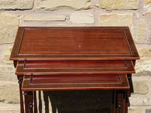 ELEGANT NEST OF 3 REGENCY MAHOGANY TABLES - ADDITIONAL PHOTO 2