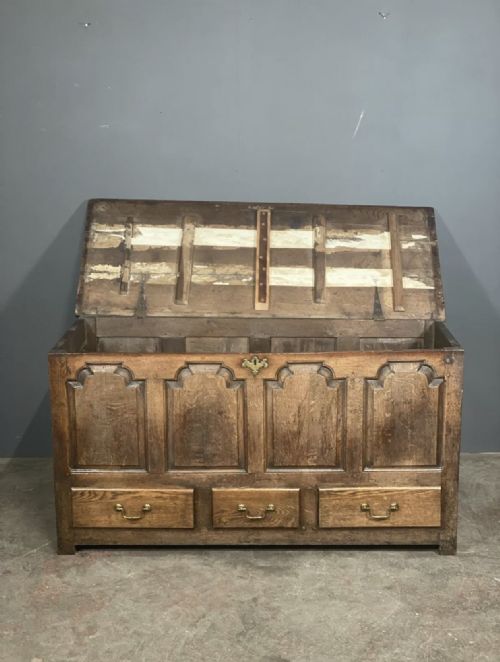 LARGE GEORGIAN OAK CHEST - ADDITIONAL PHOTO 2