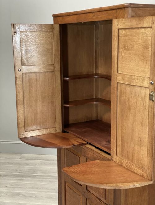 A PETITE 1930S OAK COCKTAIL CABINET - ADDITIONAL PHOTO 4