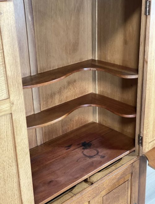 A PETITE 1930S OAK COCKTAIL CABINET - ADDITIONAL PHOTO 5