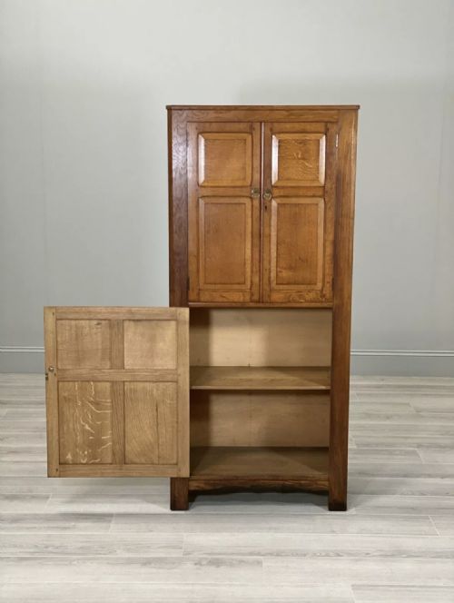 A PETITE 1930S OAK COCKTAIL CABINET - ADDITIONAL PHOTO 6