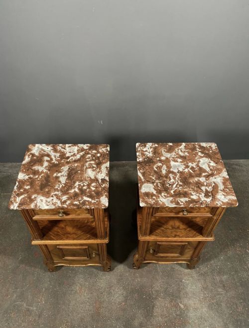 A PAIR OF ANTIQUE FRENCH WALNUT BEDSIDE CABINETS WITH MARBLE TOP - ADDITIONAL PHOTO 7