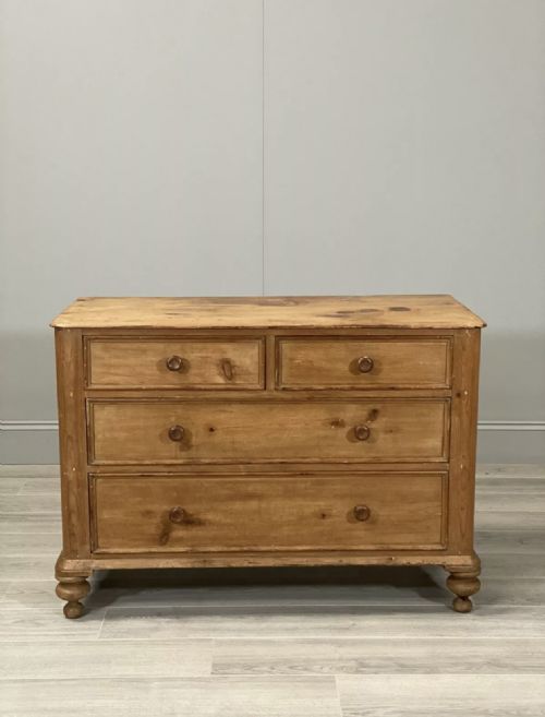 19th century pine chest of drawers - CATEGORY: ANTIQUE CHEST OF DRAWERS - DATED 19TH CENTURY
