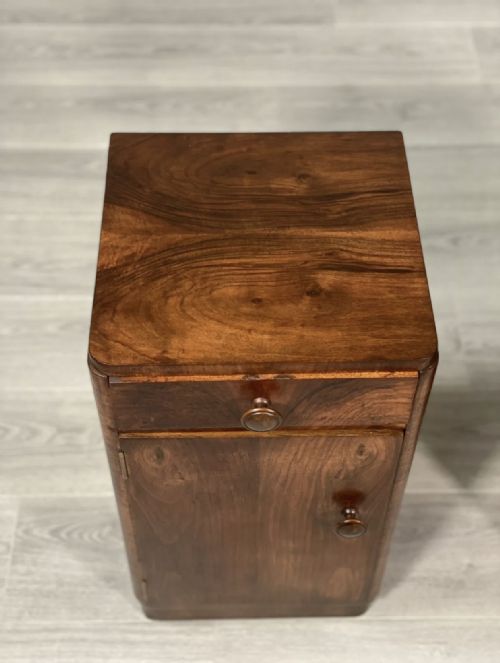 A PAIR OF ART DECO WALNUT BEDSIDE CABINETS - ADDITIONAL PHOTO 4