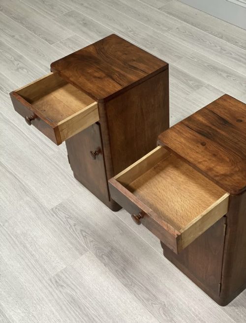 A PAIR OF ART DECO WALNUT BEDSIDE CABINETS - ADDITIONAL PHOTO 5