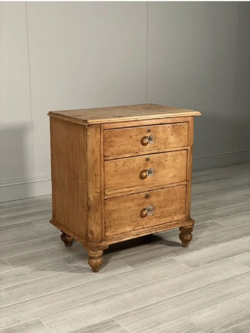 victorian farmhouse pine chest of drawers - CATEGORY: ANTIQUE CHEST OF DRAWERS - DATED 19TH CENTURY