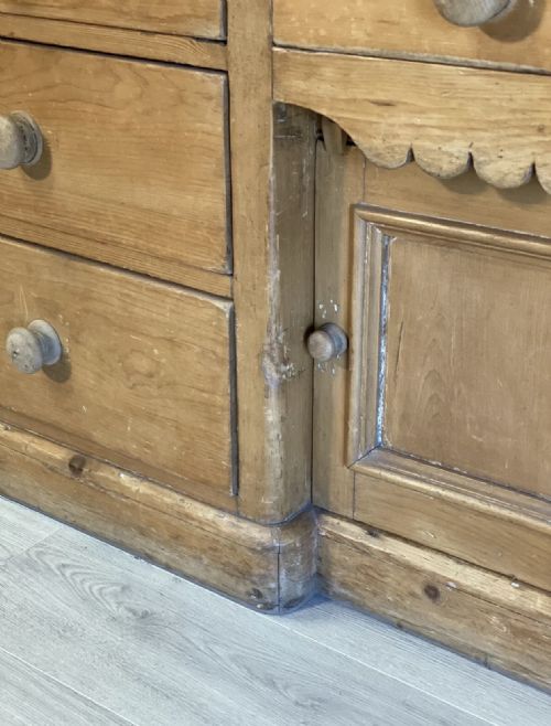 19TH CENTURY PINE DRESSER BASE WITH SYCAMORE TOP - ADDITIONAL PHOTO 4