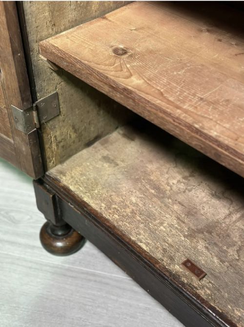 18TH CENTURY CARVED OAK CUPBOARD - ADDITIONAL PHOTO 4