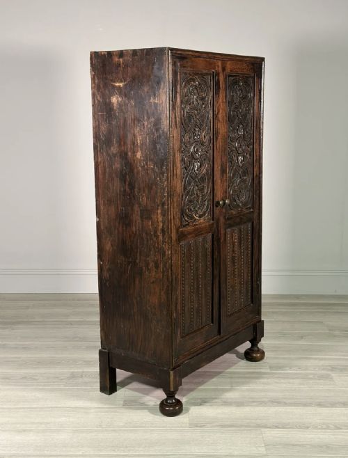 18TH CENTURY CARVED OAK CUPBOARD - ADDITIONAL PHOTO 7