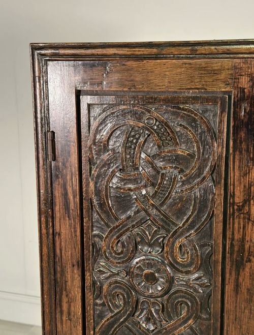 18TH CENTURY CARVED OAK CUPBOARD - ADDITIONAL PHOTO 9