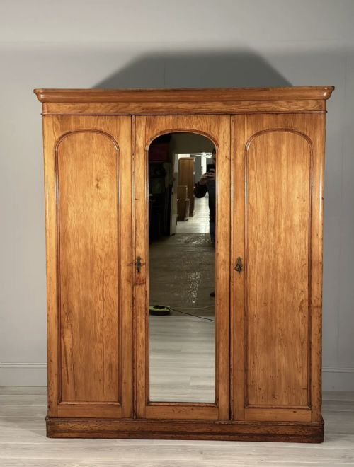 19TH CENTURY FITTED PINE WARDROBE - ADDITIONAL PHOTO 11