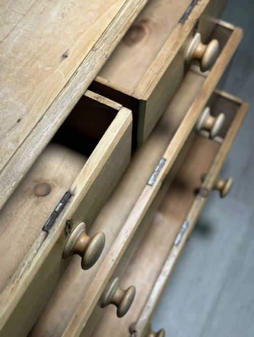 19TH CENTURY PINE CHEST OF DRAWERS - ADDITIONAL PHOTO 3