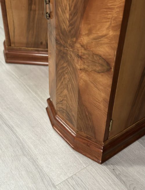 A PAIR OF ART DECO BURR WALNUT BEDSIDE CABINETS - ADDITIONAL PHOTO 4