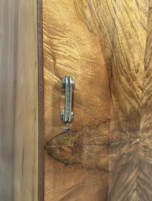 A PAIR OF ART DECO BURR WALNUT BEDSIDE CABINETS - ADDITIONAL PHOTO 11