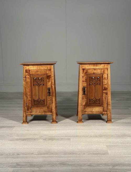 A PAIR OF ARTS AND CRAFTS FIDDLE BACK MAPLE BEDSIDE CABINETS - ADDITIONAL PHOTO 1