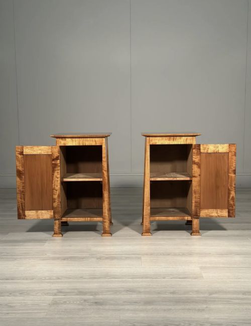 A PAIR OF ARTS AND CRAFTS FIDDLE BACK MAPLE BEDSIDE CABINETS - ADDITIONAL PHOTO 2