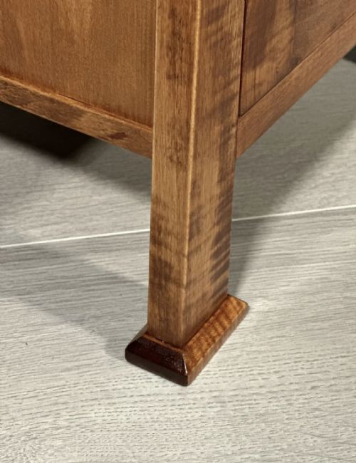 A PAIR OF ARTS AND CRAFTS FIDDLE BACK MAPLE BEDSIDE CABINETS - ADDITIONAL PHOTO 3