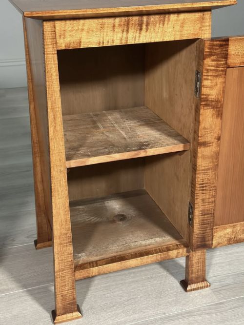 A PAIR OF ARTS AND CRAFTS FIDDLE BACK MAPLE BEDSIDE CABINETS - ADDITIONAL PHOTO 5