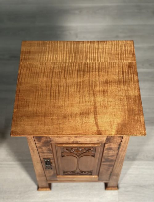 A PAIR OF ARTS AND CRAFTS FIDDLE BACK MAPLE BEDSIDE CABINETS - ADDITIONAL PHOTO 7