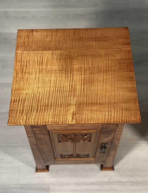 A PAIR OF ARTS AND CRAFTS FIDDLE BACK MAPLE BEDSIDE CABINETS - ADDITIONAL PHOTO 8