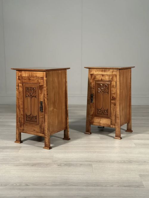 A PAIR OF ARTS AND CRAFTS FIDDLE BACK MAPLE BEDSIDE CABINETS - ADDITIONAL PHOTO 9