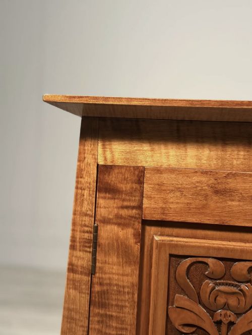 A PAIR OF ARTS AND CRAFTS FIDDLE BACK MAPLE BEDSIDE CABINETS - ADDITIONAL PHOTO 10