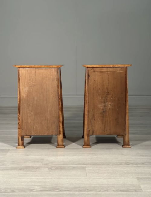 A PAIR OF ARTS AND CRAFTS FIDDLE BACK MAPLE BEDSIDE CABINETS - ADDITIONAL PHOTO 11