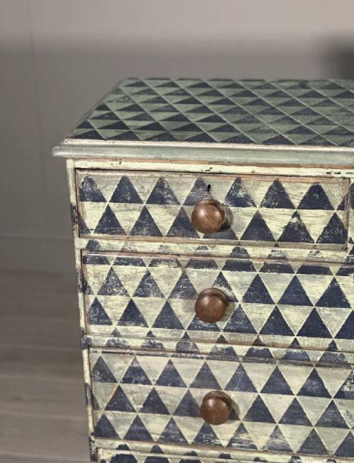 19TH CENTURY GEOMETRIC PAINTED CHEST OF DRAWERS - ADDITIONAL PHOTO 3