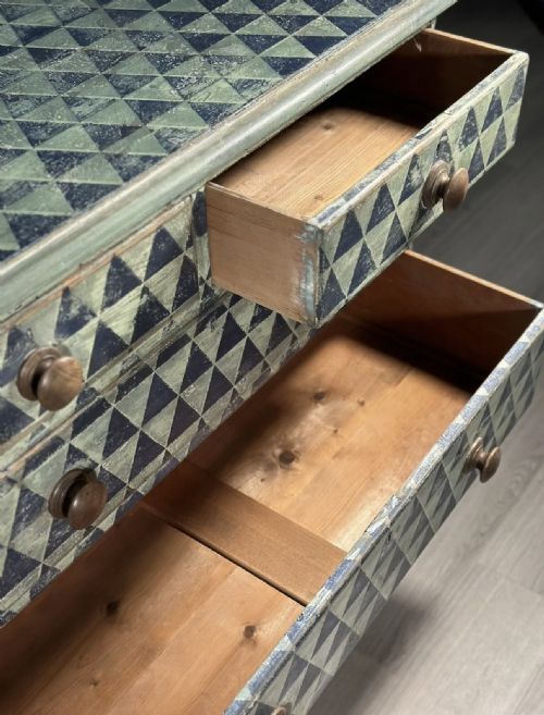 19TH CENTURY GEOMETRIC PAINTED CHEST OF DRAWERS - ADDITIONAL PHOTO 4