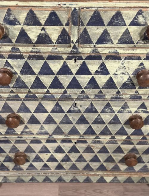 19TH CENTURY GEOMETRIC PAINTED CHEST OF DRAWERS - ADDITIONAL PHOTO 5