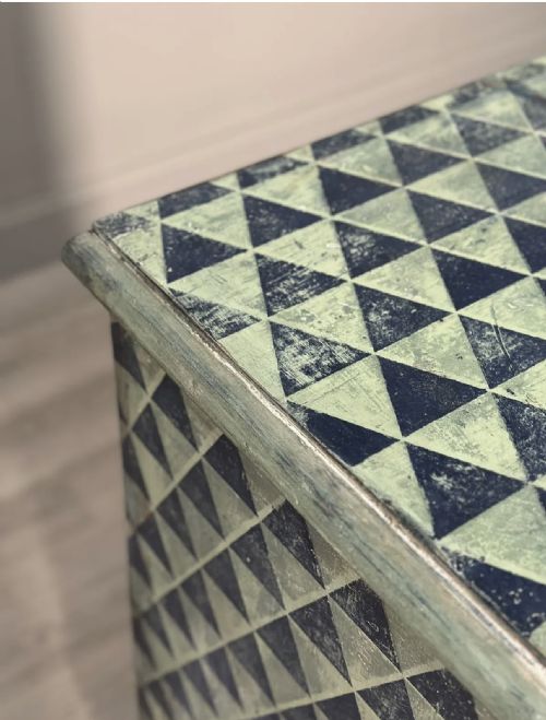 19TH CENTURY GEOMETRIC PAINTED CHEST OF DRAWERS - ADDITIONAL PHOTO 6