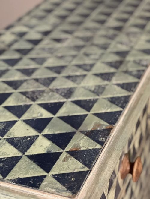 19TH CENTURY GEOMETRIC PAINTED CHEST OF DRAWERS - ADDITIONAL PHOTO 11
